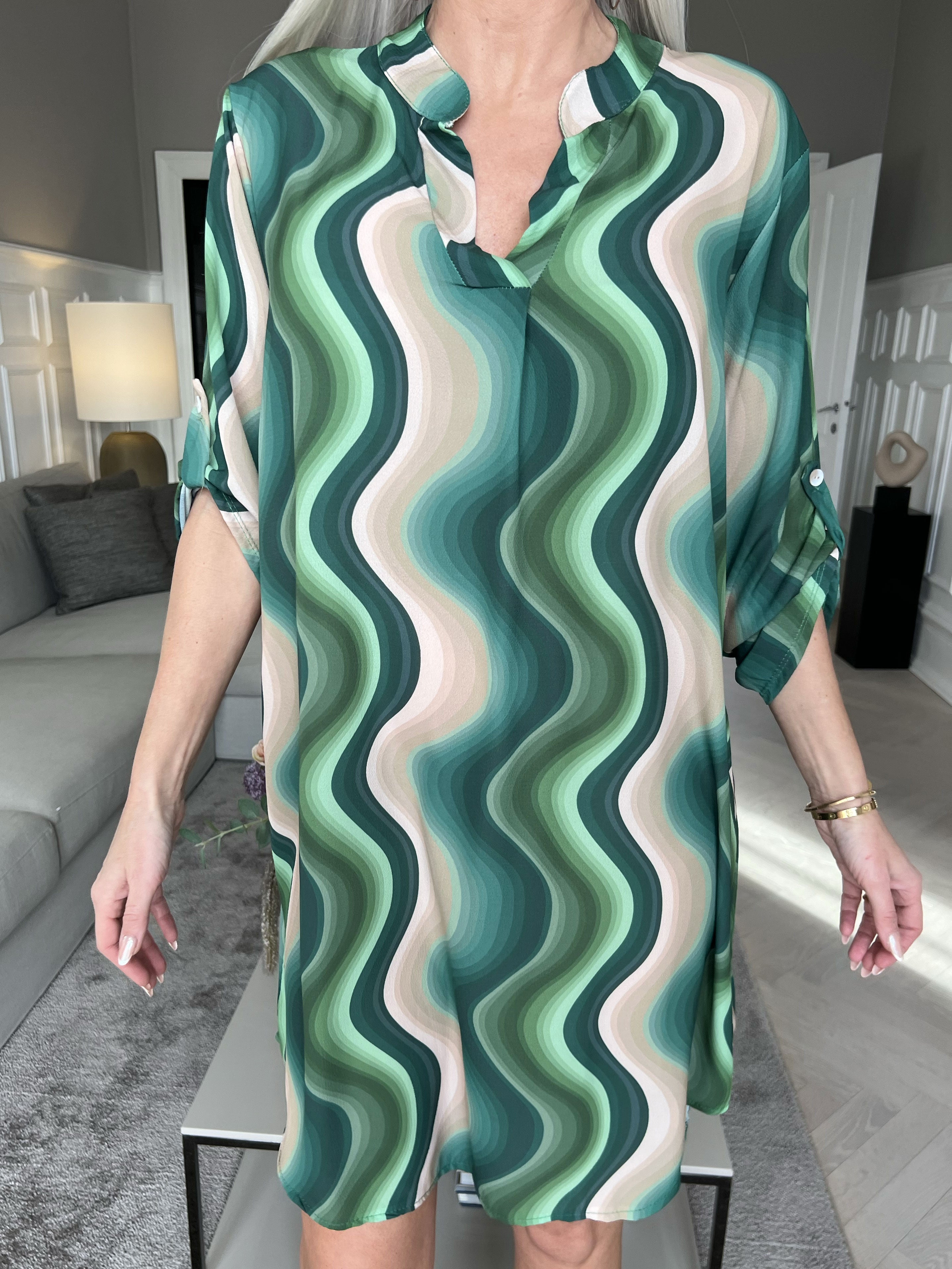 Vanesa Dress Wave - Let og luftig mønstret kjole
